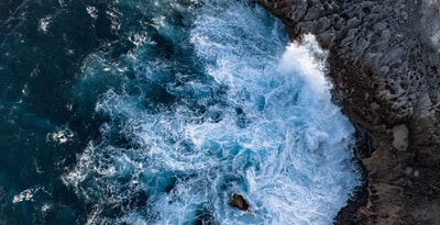 海浪撞在岩石海岸白天
